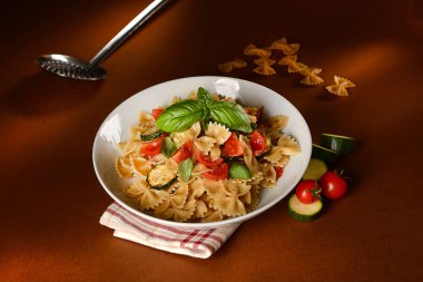 Kiraz domates ve kabak ile kelebek makarna