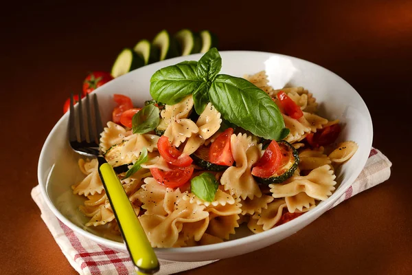 Vlinder pasta met cherry tomaat en courgette — Stockfoto