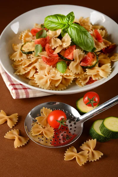 Pasta de mariposa con cereza de tomate y calabacín —  Fotos de Stock