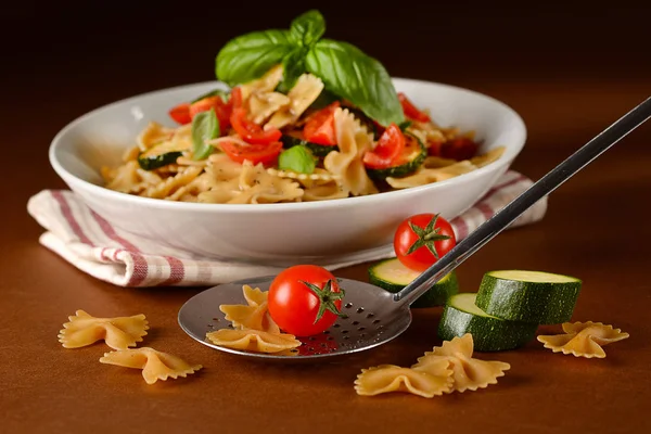 Fjäril pasta med tomat cherry och zucchini — Stockfoto