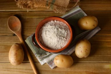 pişmiş toprak kapta patates nişastası