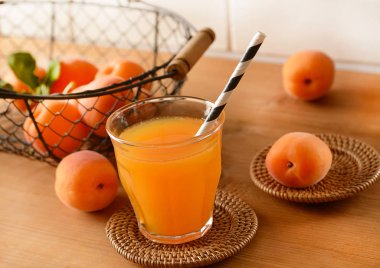 Kayısı suyu cam meyve