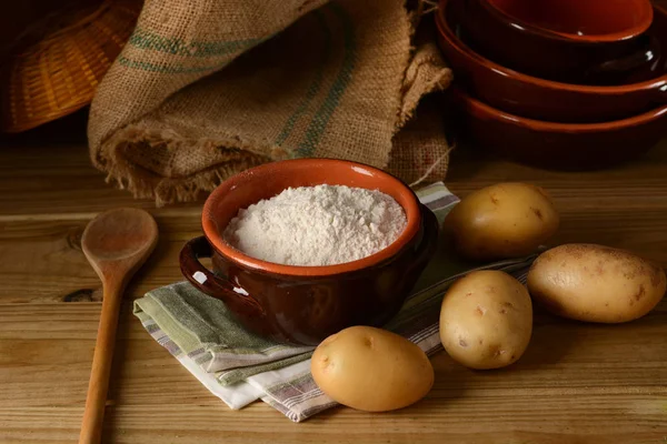 Aardappelzetmeel in terracotta kom — Stockfoto