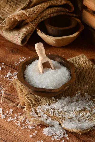 Θαλασσινό αλάτι για το ξύλινο μπολ — Φωτογραφία Αρχείου