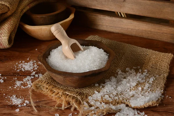 Mořská sůl v dřevěné misce — Stock fotografie
