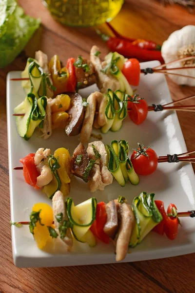 Espetos de frango com legumes variados — Fotografia de Stock