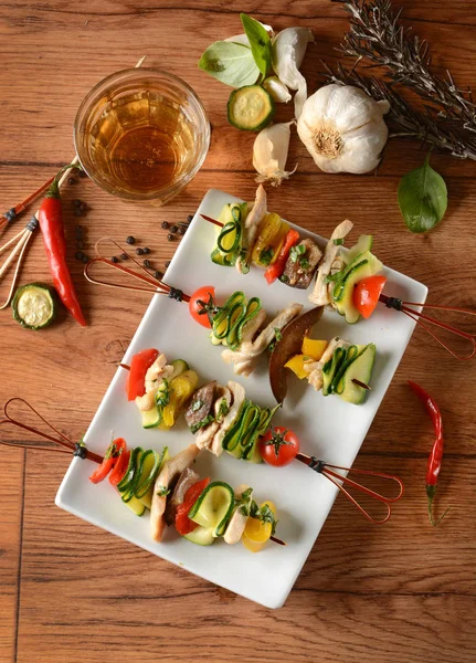 Hühnerspieße mit verschiedenen Gemüsen — Stockfoto