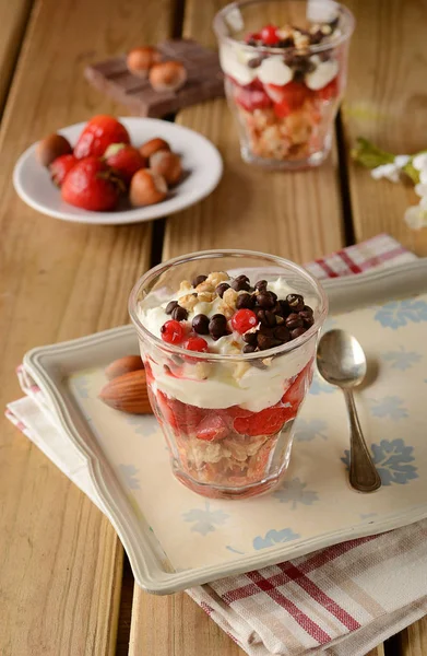 Desserts aux fraises avec gâteau éponge et crème vanille — Photo