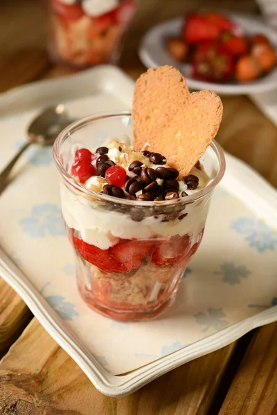 Desserts aux fraises avec gâteau éponge et crème vanille — Photo