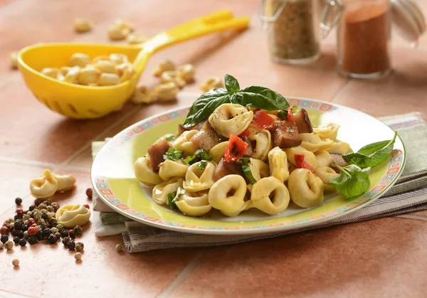 Tortellini mit Auberginen und Paprika — Stockfoto