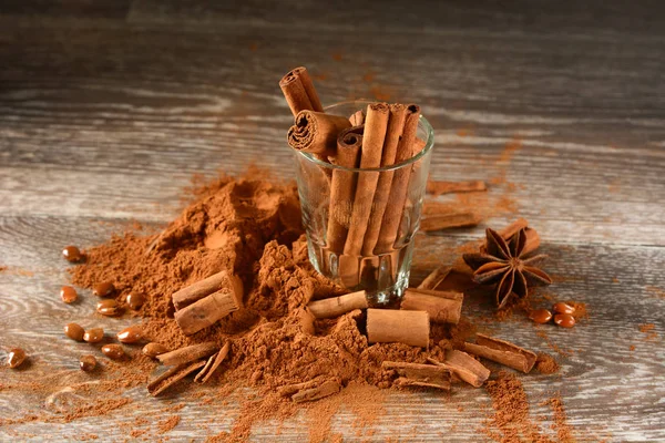 Polvo de canela y palos en la mesa — Foto de Stock