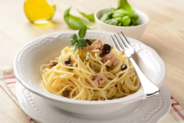 Spaghetti with tuna, capers and black olives — Stock Photo, Image