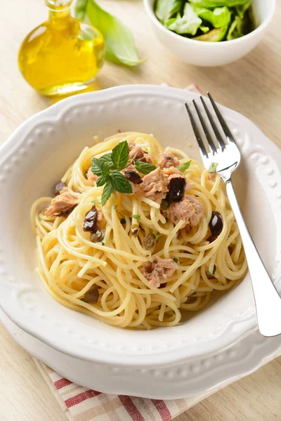 Spaghetti with tuna, capers and black olives — Stock Photo, Image