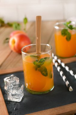 Şeftalili içecek nane ile cam bırakır