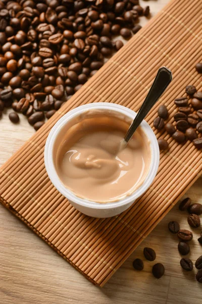 Yogur con sabor a café con granos de café alrededor —  Fotos de Stock