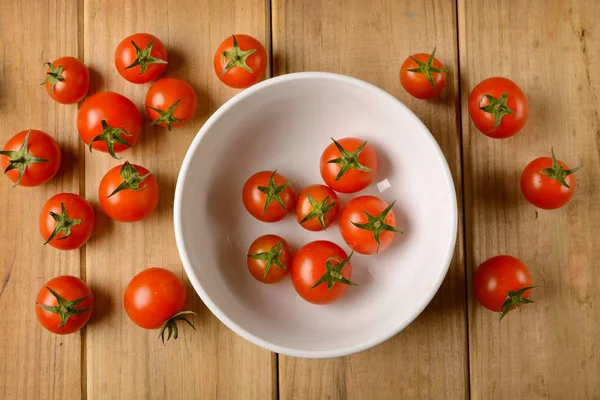 Pomidor w misce biały — Zdjęcie stockowe