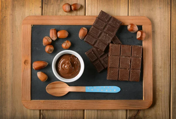 Hazelnoot chocolade crème in witte kom — Stockfoto