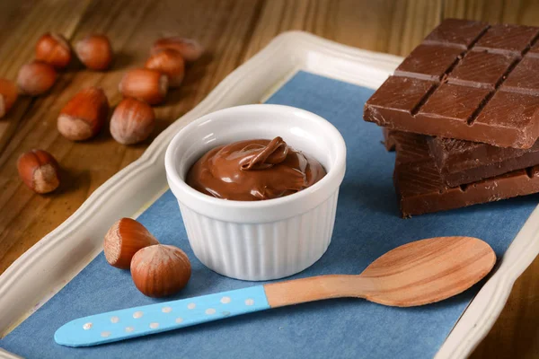 Creme de chocolate de avelã em tigela branca — Fotografia de Stock