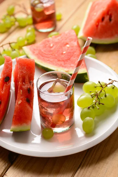 Uma bebida de melancia e uvas com cubos de gelo — Fotografia de Stock