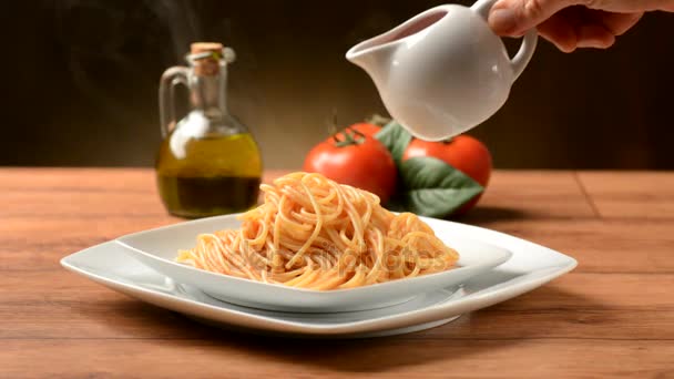 Ångande tallrik spaghetti med tomatsås — Stockvideo