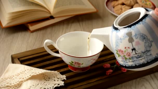 Verter el té caliente en la taza — Vídeos de Stock