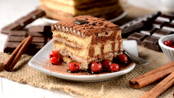 Tiramisu - traditionella sweet italienska — Stockvideo