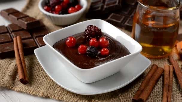 Pour honey on mousse with berries — Stock Video