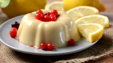 Limonlu puding ile uçan daire içinde kuş üzümü