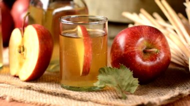 elma meyve ile cam şişe