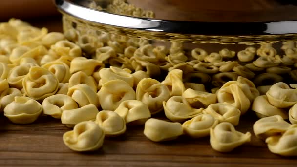 トルテッリーニ伝統的なイタリア料理のクローズ アップ — ストック動画