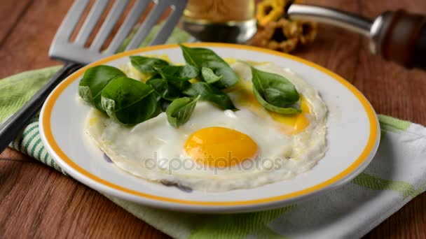 Stekt ägg med balsamico vinäger och basilika blad — Stockvideo