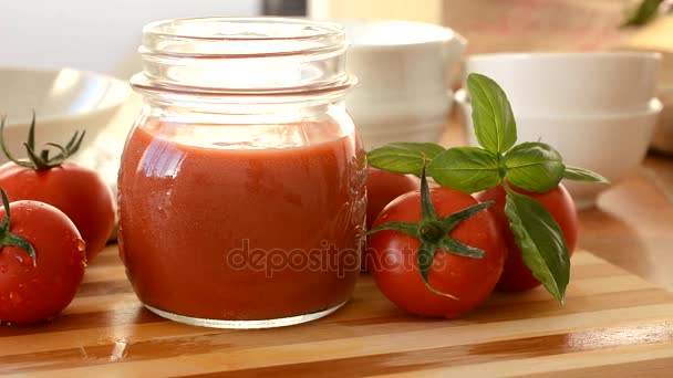 Salsa de tomate en frasco con ingredientes alrededor - comida italiana - dieta mediterránea — Vídeo de stock