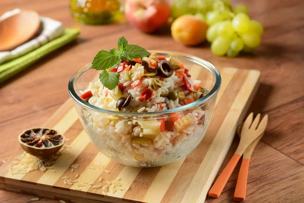 Ris sallad med blandade grönsaker i glasskål — Stockfoto
