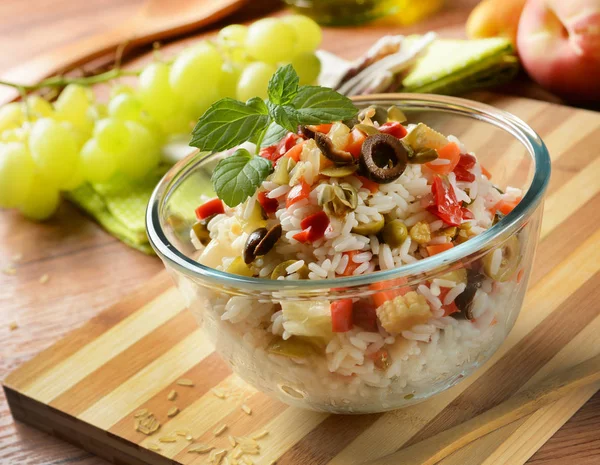 Ensalada de arroz con verduras variadas en un tazón de vidrio — Foto de Stock