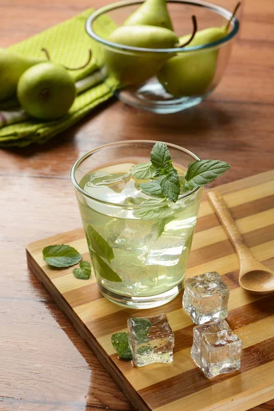Bebida fría de pera con hojas de menta y hielo — Foto de Stock