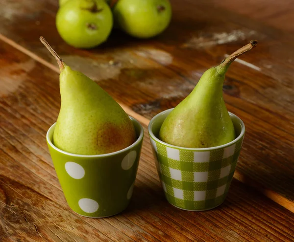 Pile of pears on wooden table — Stock Photo, Image