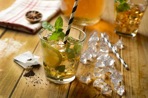 Cold tea with lemon and mint leaves — Stock Photo, Image