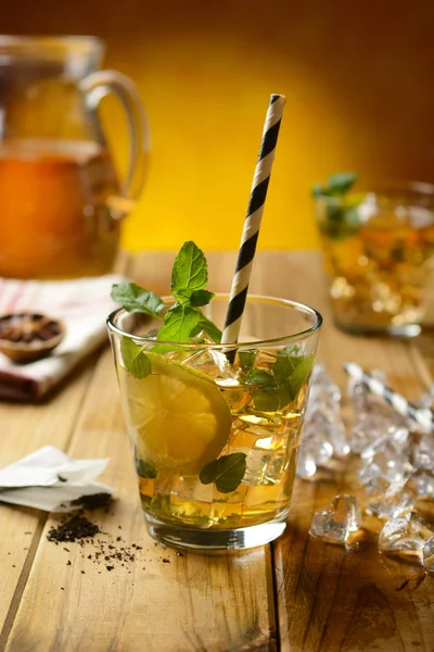 Cold tea with lemon and mint leaves — Stock Photo, Image