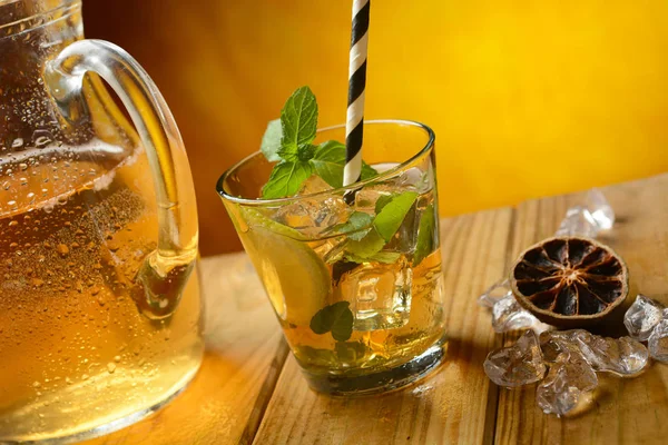 Cold tea with lemon and mint leaves — Stock Photo, Image
