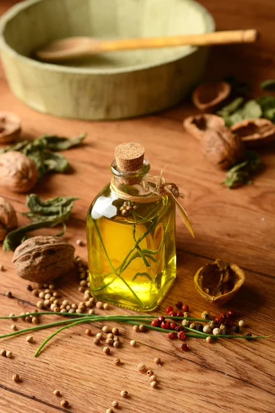 Оливкова олія з волоськими горіхами та цибулею — стокове фото