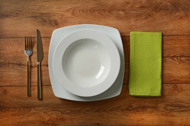 Ahşap bir arka planda boş beyaz tabak