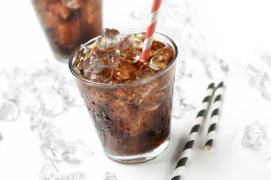 Cola beyaz zemin üzerine Cam kırılmış buz ile