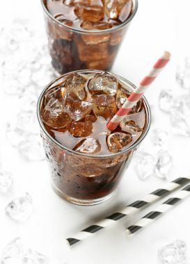 Cola beyaz zemin üzerine Cam kırılmış buz ile