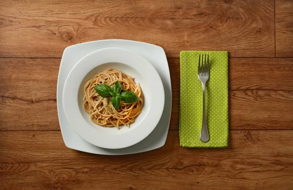 Whole wheat spaghetti with parmesan cheese and basil leaf — Stock Photo, Image