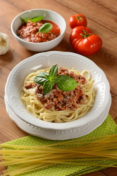 Spaghetti con sugo di carne con ingredienti intorno — Foto Stock