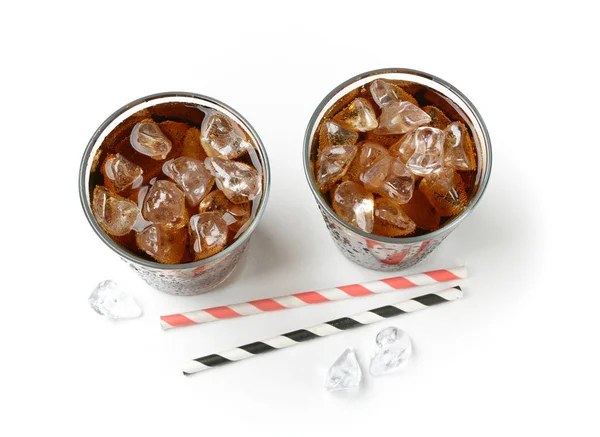 Cola com gelo picado no vidro sobre fundo branco — Fotografia de Stock