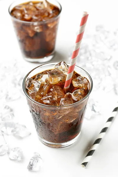 Cola beyaz zemin üzerine Cam kırılmış buz ile