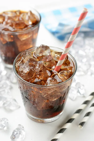 Cola beyaz zemin üzerine Cam kırılmış buz ile