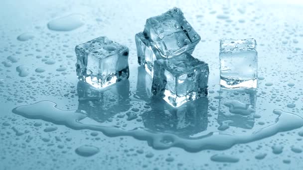 Кубики льда и вода — стоковое видео