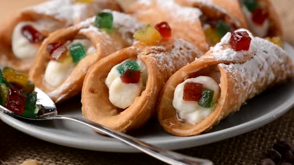 Siciliansk cannoli - traditionella italienska sötsaker — Stockvideo